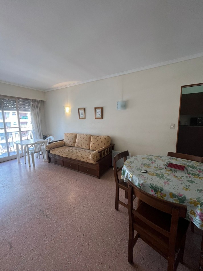 Departamento de dos ambientes con balcon corrido y vista al mar