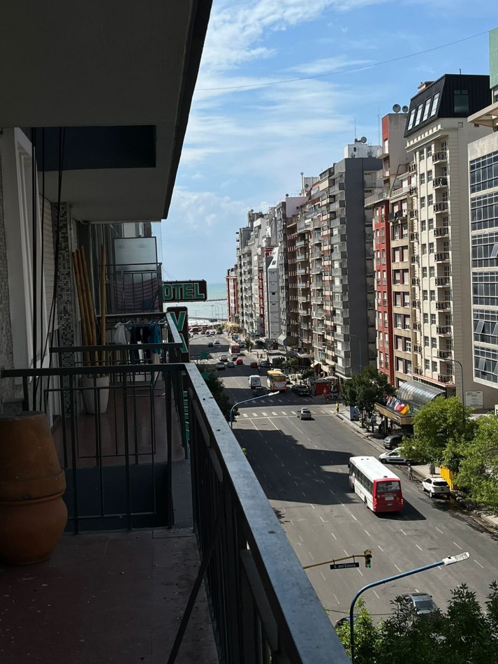 Departamento de dos ambientes con balcon corrido y vista al mar