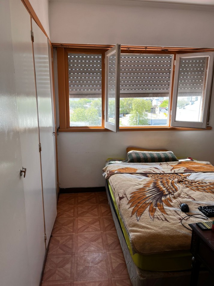 Espectacular departamento de tres ambientes con balcon a la calle en el macrocentro