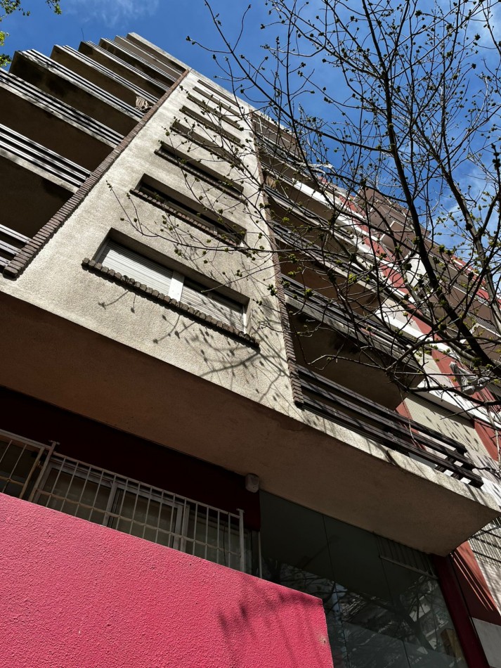 Espectacular departamento de tres ambientes con balcon a la calle en el macrocentro
