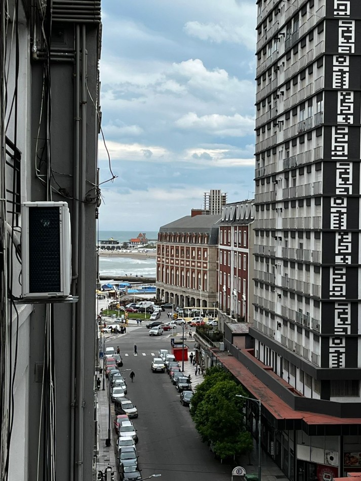 Oportunidad!!! departamento de dos ambientes con balcon y vista al mar en el centro