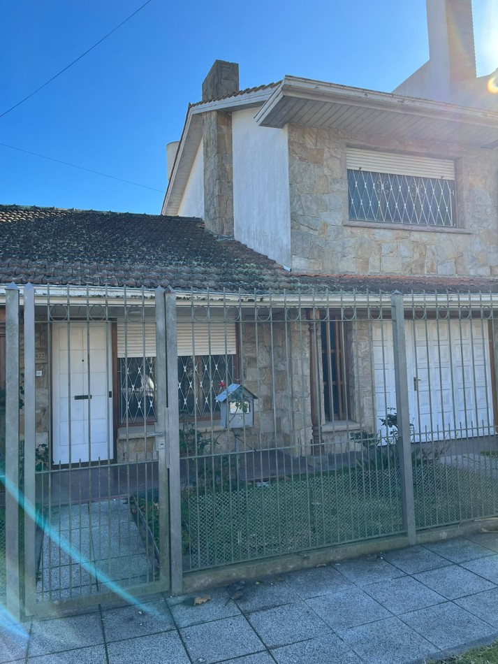 Espectacular Chalet de 5 ambientes en barrio San Carlos