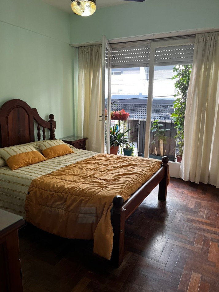 Departamento de 4 ambientes con balcon a la calle en zona privilegiada
