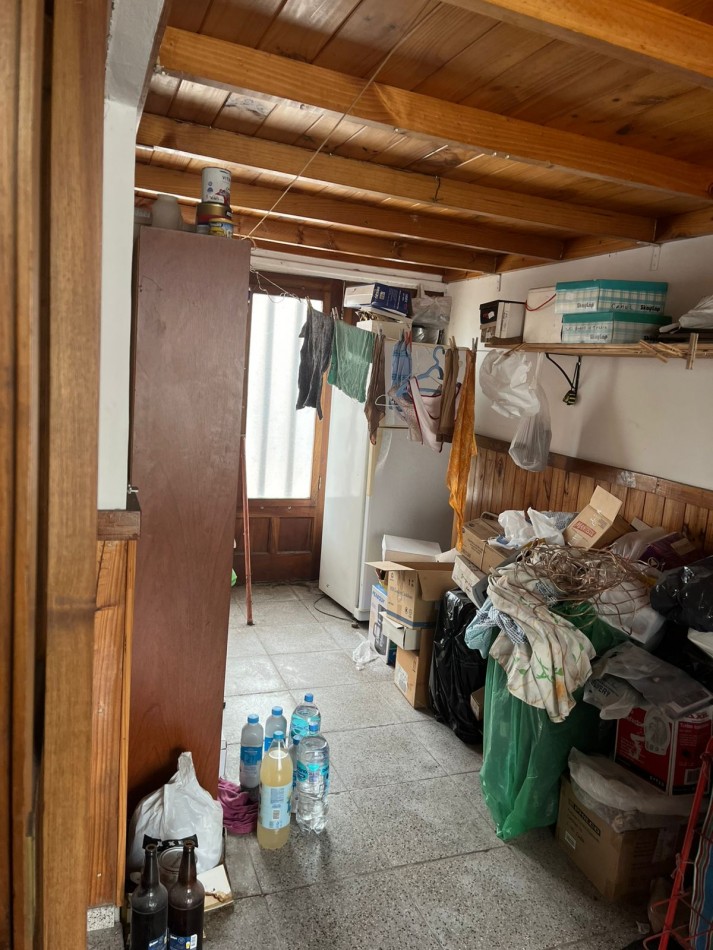 Casa de 4 ambientes en barrio San Jose ideal para reciclar 