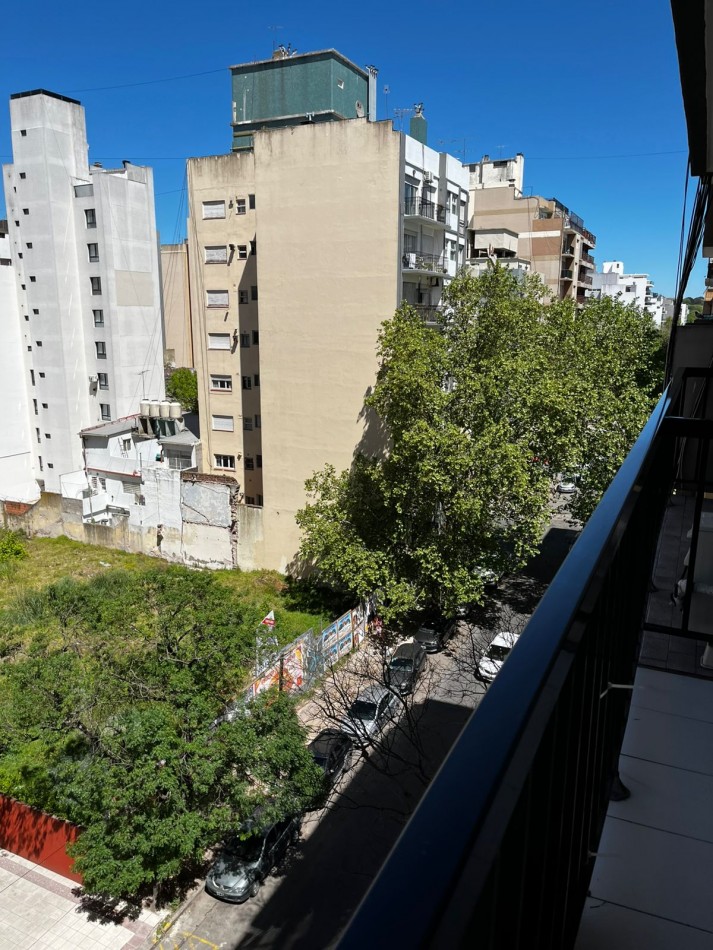 Departamento de un ambiente y medio con balcon zona terminal vieja