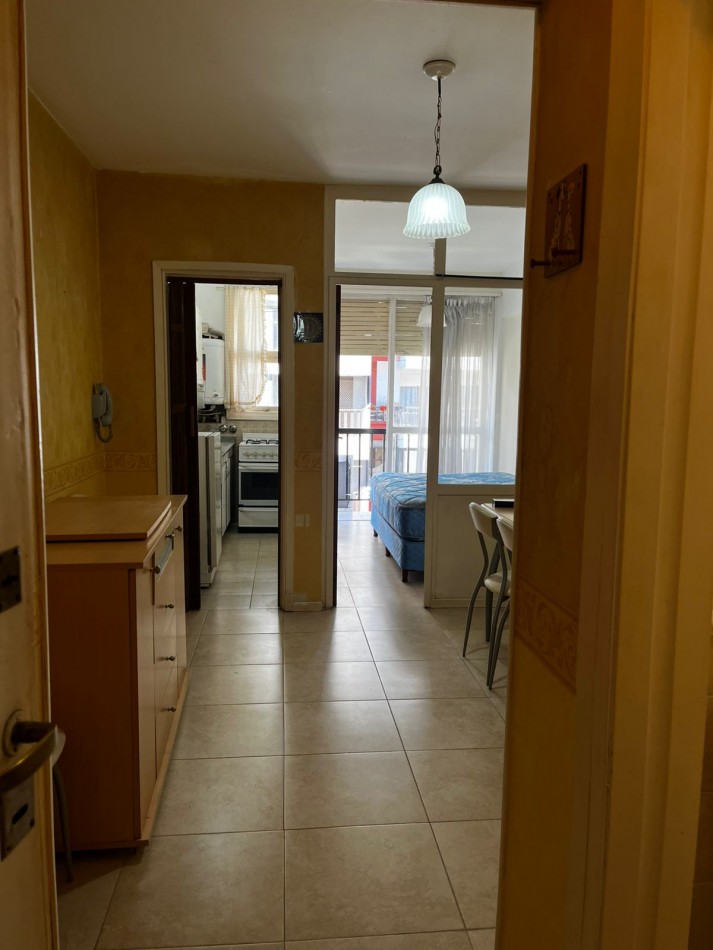 Departamento de un ambiente y medio con balcon zona terminal vieja