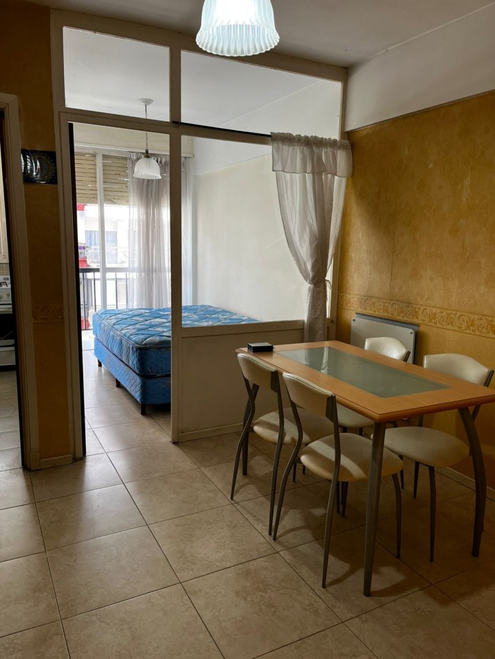 Departamento de un ambiente y medio con balcon zona terminal vieja