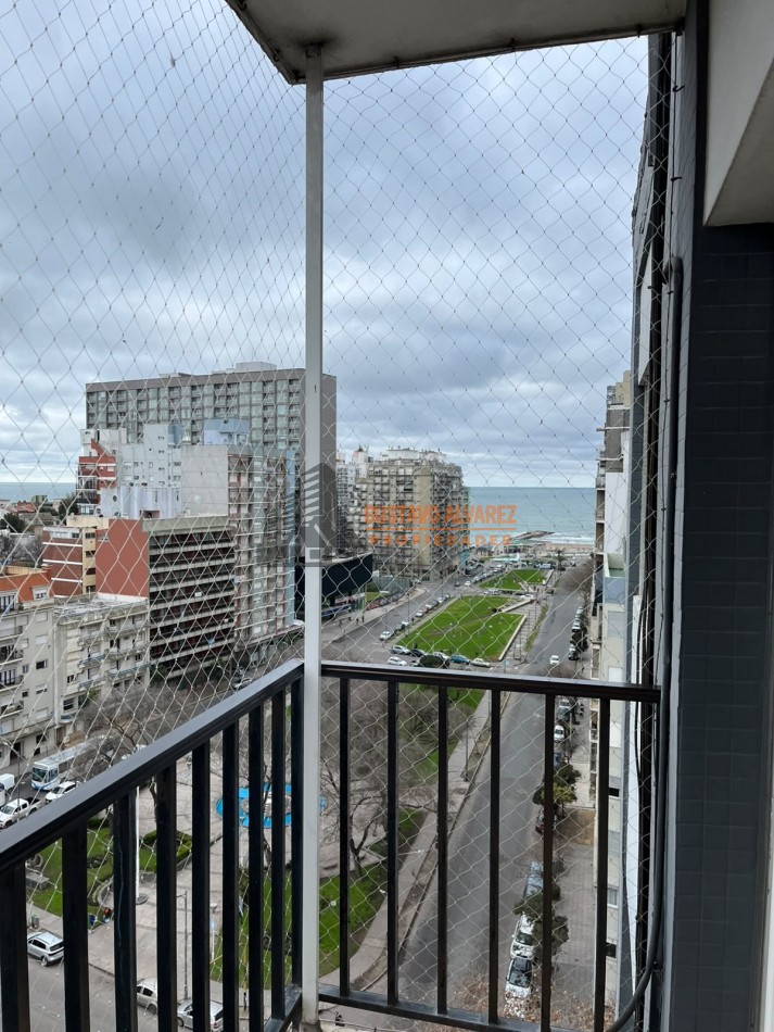 Hermoso departamento de tres ambientes reciclado con vista lateral al mar