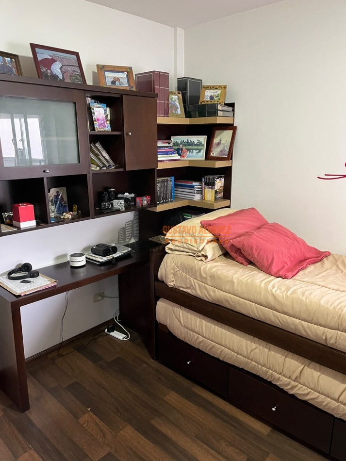 Hermoso departamento de tres ambientes reciclado con vista lateral al mar