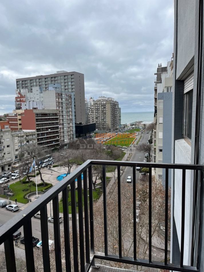 Departamento de 3 ambientes con vista lateral al Mar