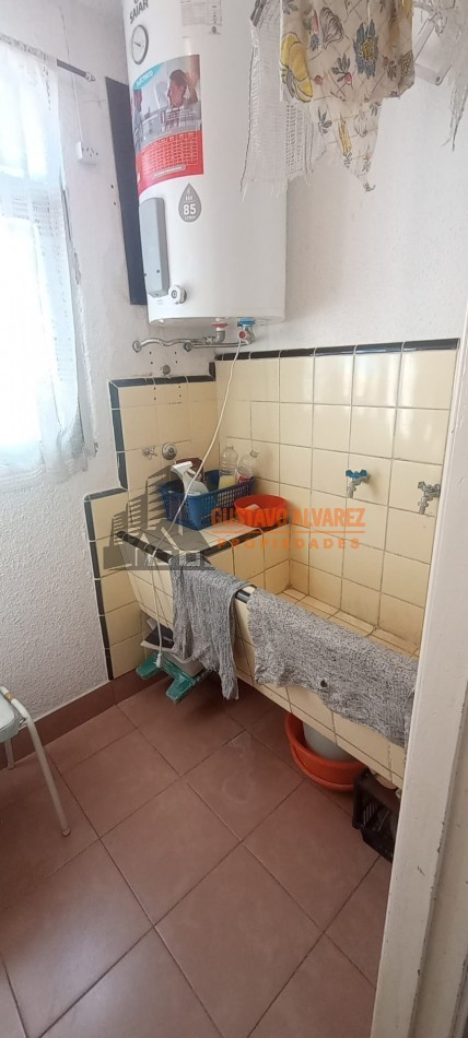 Departamento de dos ambientes con dependencia en el centro 