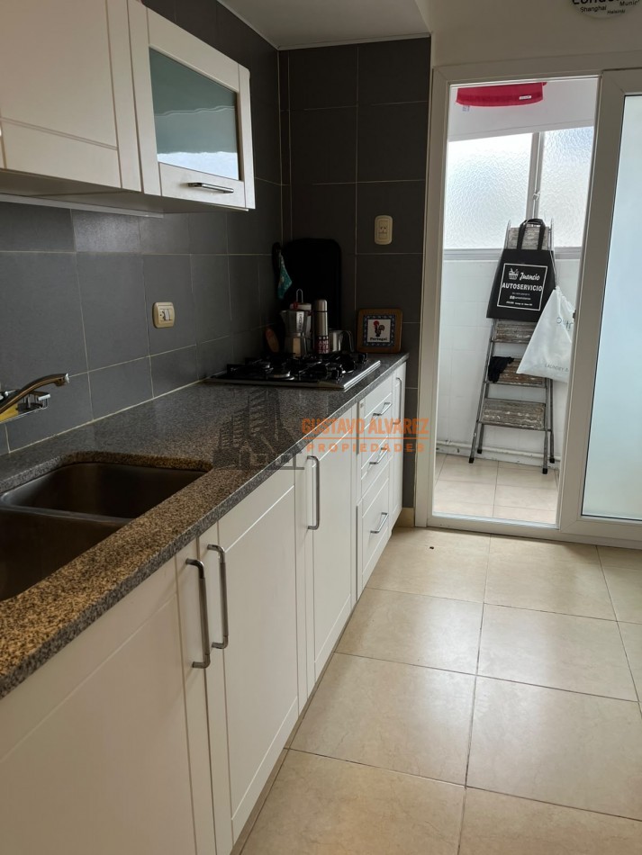 Hermoso departamento de tres ambientes reciclado con vista lateral al mar