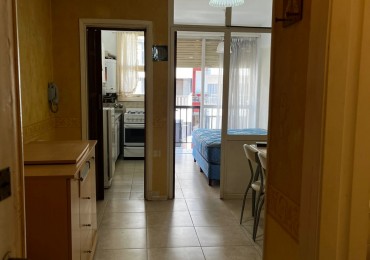 Departamento de un ambiente y medio con balcon zona terminal vieja