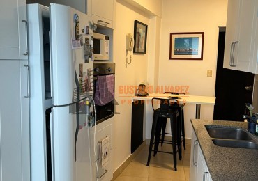 Hermoso departamento de tres ambientes reciclado con vista lateral al mar